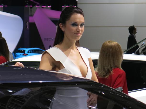 Tante  bellissime novit all'insegna della sostenibilit, ma volendo il 65 Salone dell'auto di Francoforte  anche un concorso di bellezza femminile: ecco una carrellata delle modelle che rendono ancora pi affascinanti gli stand.